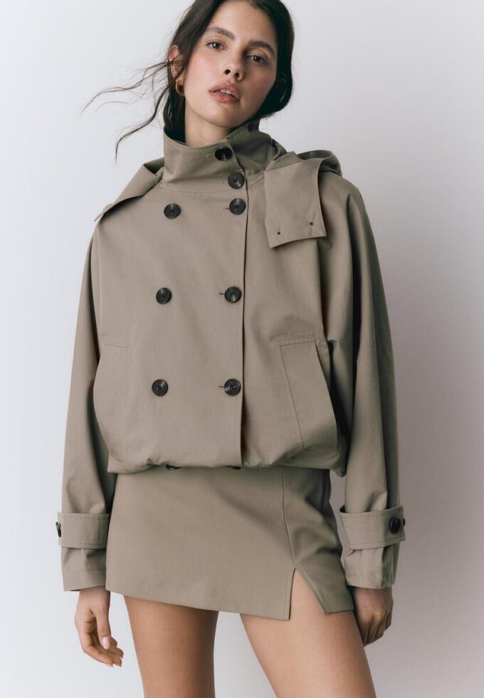 Gabardina corta de manga abullonada con capucha desmontable Gabardina corta de manga abullonada con capucha desmontable