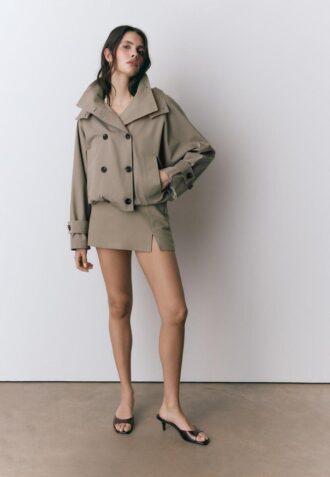 Gabardina corta de manga abullonada con capucha desmontable