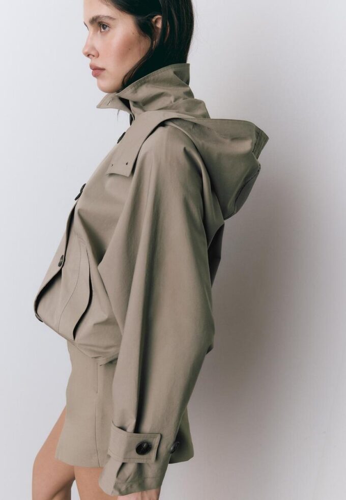 Gabardina corta de manga abullonada con capucha desmontable Gabardina corta de manga abullonada con capucha desmontable