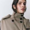 Gabardina corta de manga abullonada con capucha desmontable Gabardina corta de manga abullonada con capucha desmontable