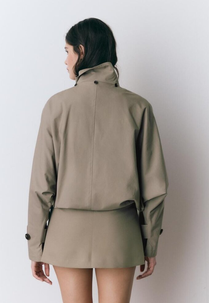 Gabardina corta de manga abullonada con capucha desmontable Gabardina corta de manga abullonada con capucha desmontable