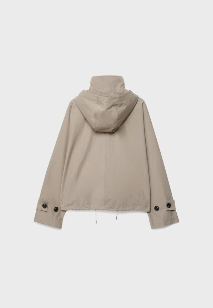 Gabardina corta de manga abullonada con capucha desmontable Gabardina corta de manga abullonada con capucha desmontable