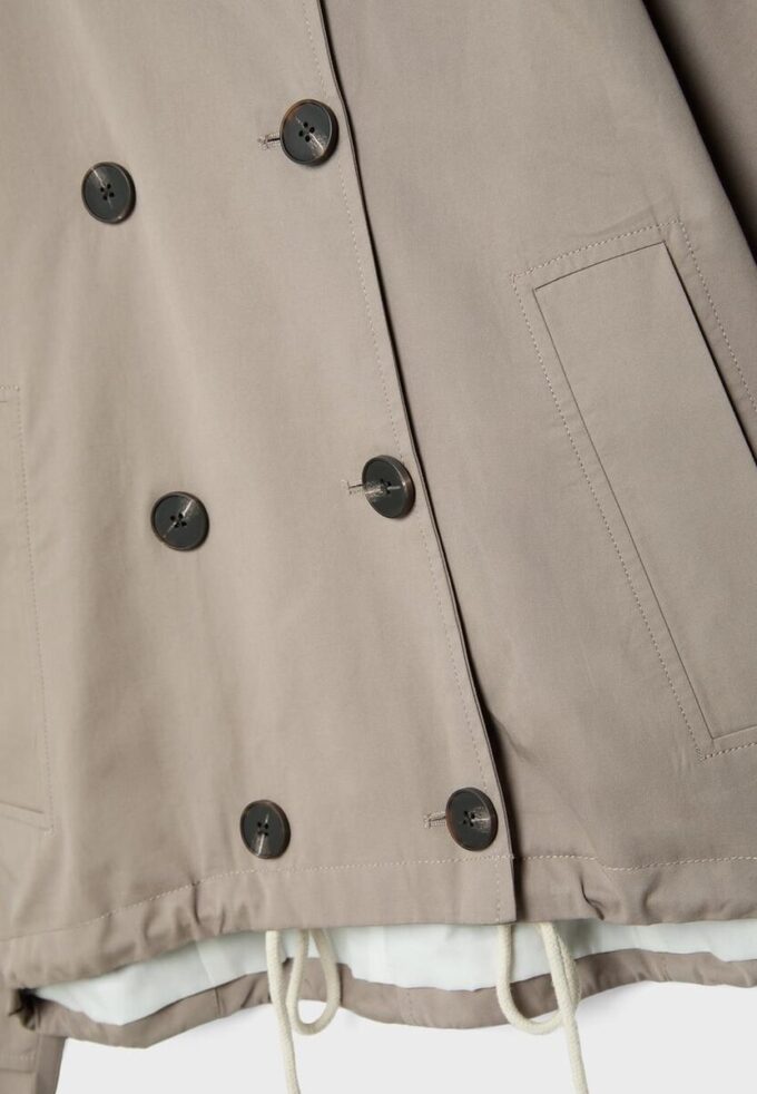 Gabardina corta de manga abullonada con capucha desmontable Gabardina corta de manga abullonada con capucha desmontable