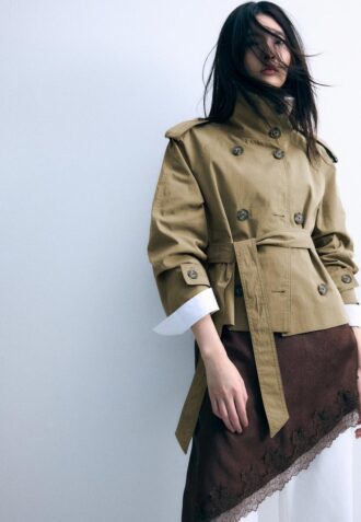 Gabardina de cuello alto con cinturón
