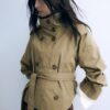 Gabardina de cuello alto con cinturón Gabardina de cuello alto con cinturón