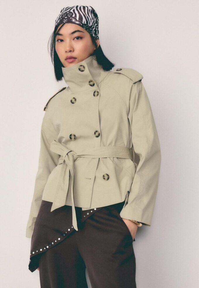 Gabardina de cuello alto con cinturón Gabardina de cuello alto con cinturón