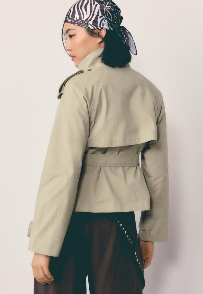 Gabardina de cuello alto con cinturón Gabardina de cuello alto con cinturón