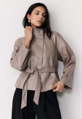 Gabardina de cuello alto con efecto piel