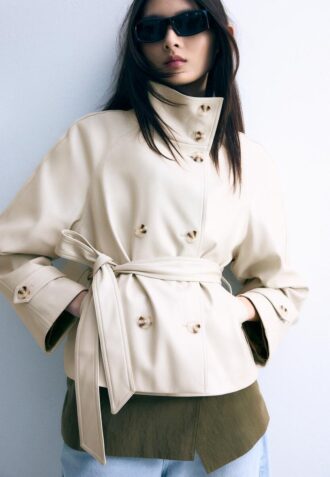 Gabardina de cuello alto con efecto piel