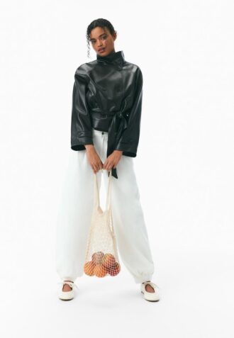 Gabardina de cuello alto con efecto piel