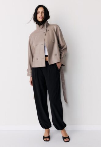 Gabardina de cuello alto con efecto piel