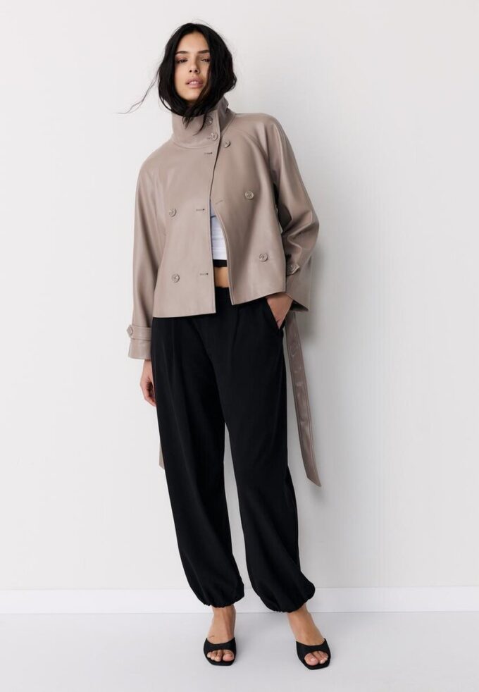 Gabardina de cuello alto con efecto piel Gabardina de cuello alto con efecto piel