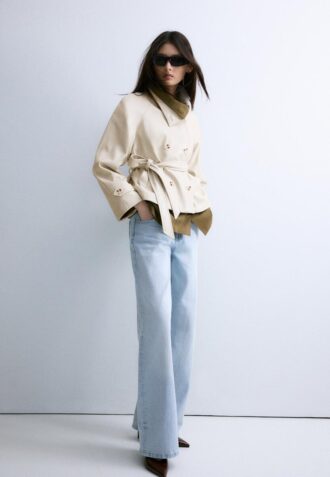 Gabardina de cuello alto con efecto piel