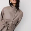 Gabardina de cuello alto con efecto piel Gabardina de cuello alto con efecto piel