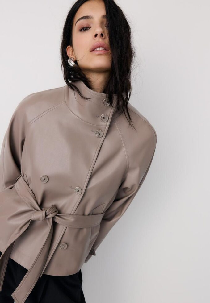 Gabardina de cuello alto con efecto piel Gabardina de cuello alto con efecto piel