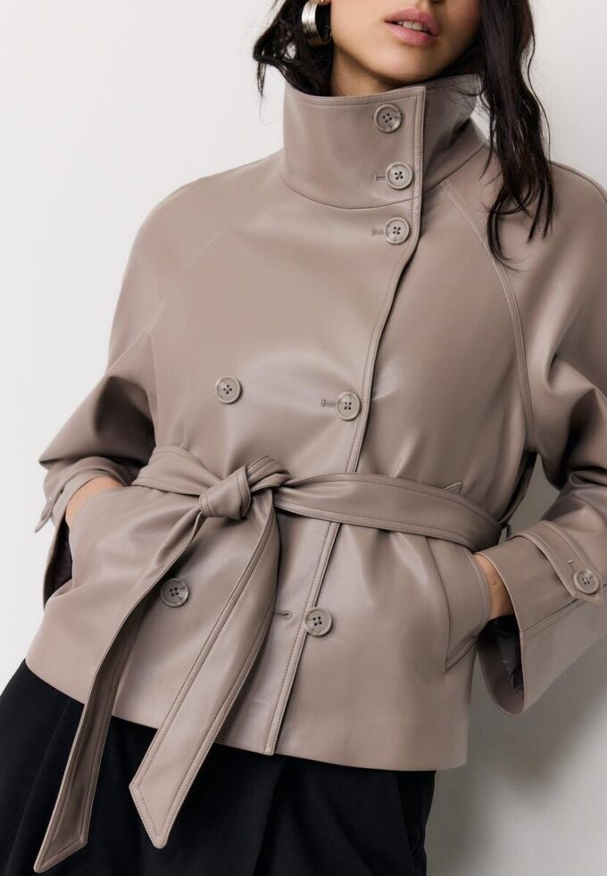 Gabardina de cuello alto con efecto piel Gabardina de cuello alto con efecto piel
