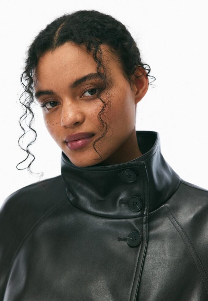 Gabardina de cuello alto con efecto piel Gabardina de cuello alto con efecto piel