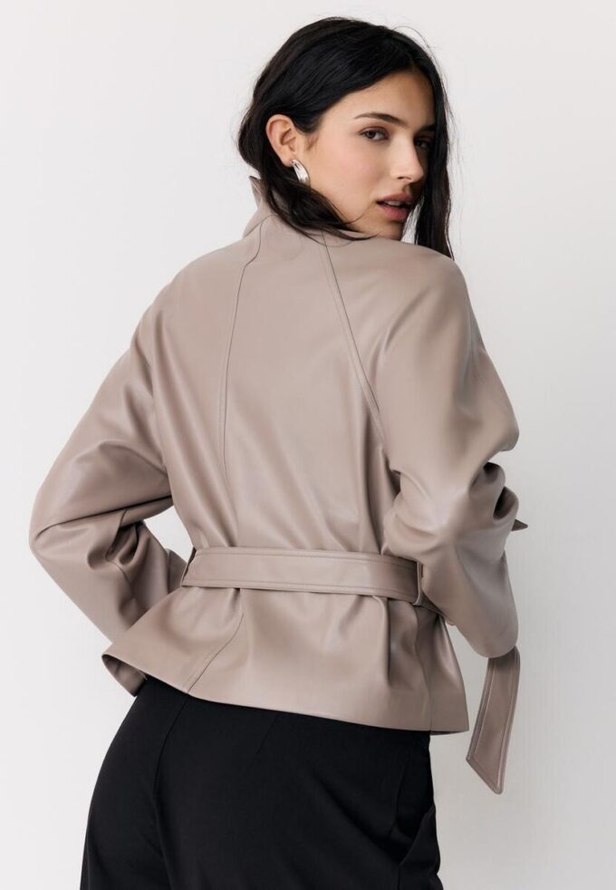 Gabardina de cuello alto con efecto piel Gabardina de cuello alto con efecto piel