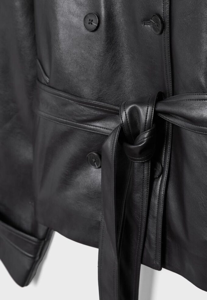 Gabardina de cuello alto con efecto piel Gabardina de cuello alto con efecto piel