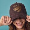 Gorra con eslogan de ante sintético