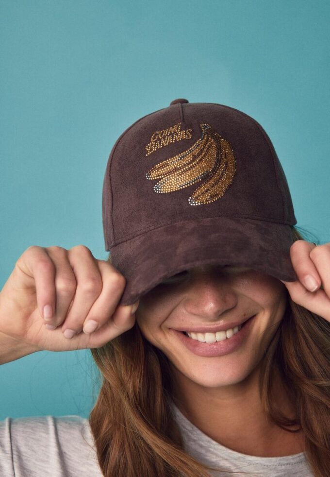 Gorra con eslogan de ante sintético