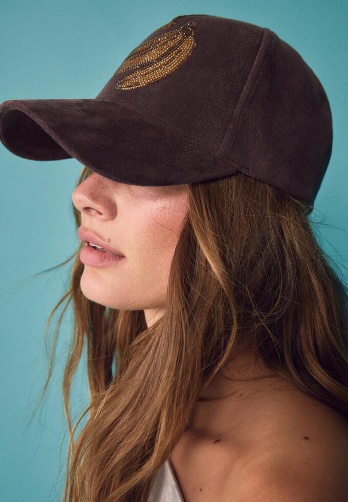 Gorra con eslogan de ante sintético