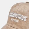 Gorra con eslogan de ante sintético
