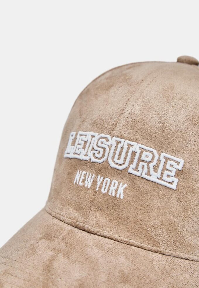 Gorra con eslogan de ante sintético
