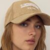 Gorra con eslogan de ante sintético