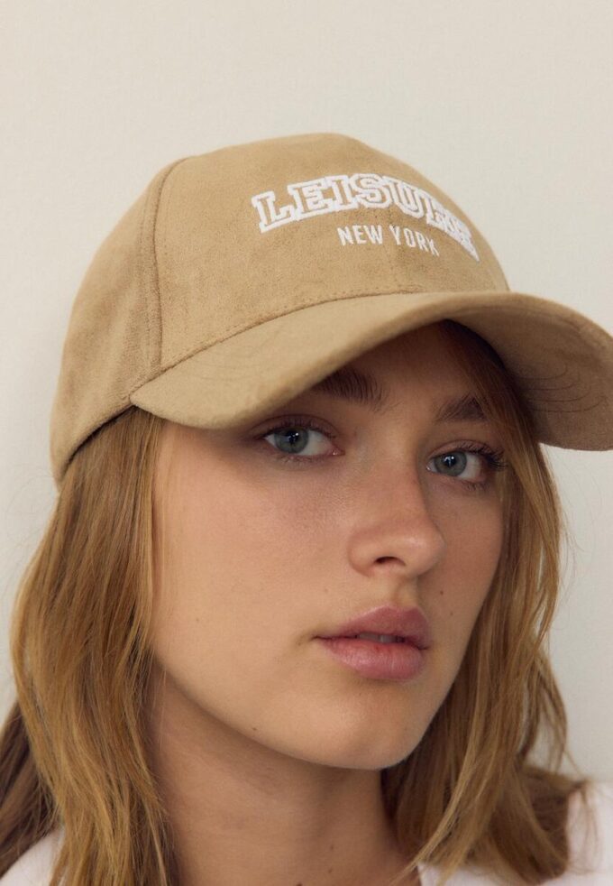 Gorra con eslogan de ante sintético
