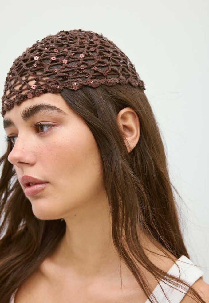 Gorra con flor de lentejuelas Gorra con flor de lentejuelas