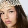 Gorra con flor de lentejuelas Gorra con flor de lentejuelas