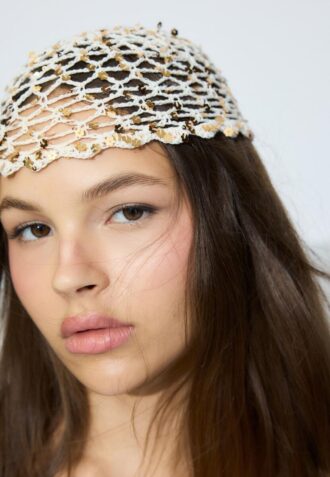 Gorra con flor de lentejuelas