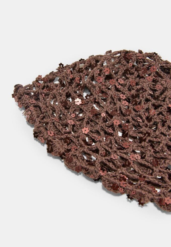 Gorra con flor de lentejuelas Gorra con flor de lentejuelas