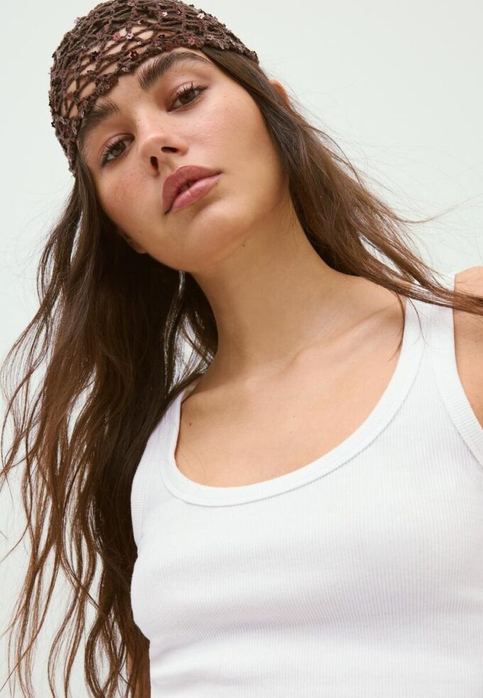 Gorra con flor de lentejuelas Gorra con flor de lentejuelas