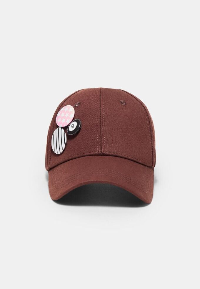 Gorra con pines