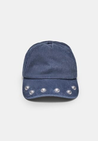 Gorra lavada con tachuelas