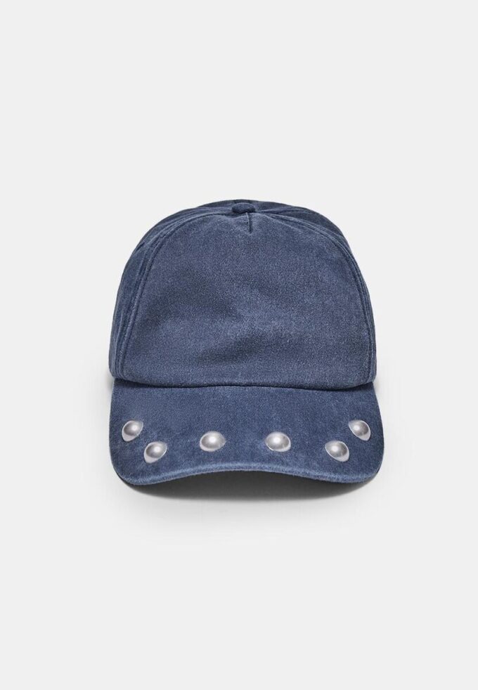 Gorra lavada con tachuelas