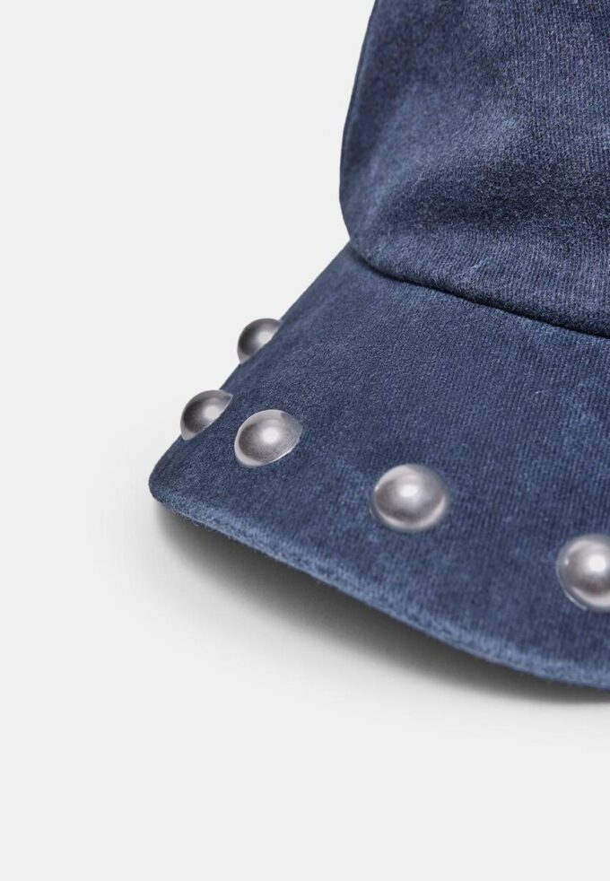 Gorra lavada con tachuelas