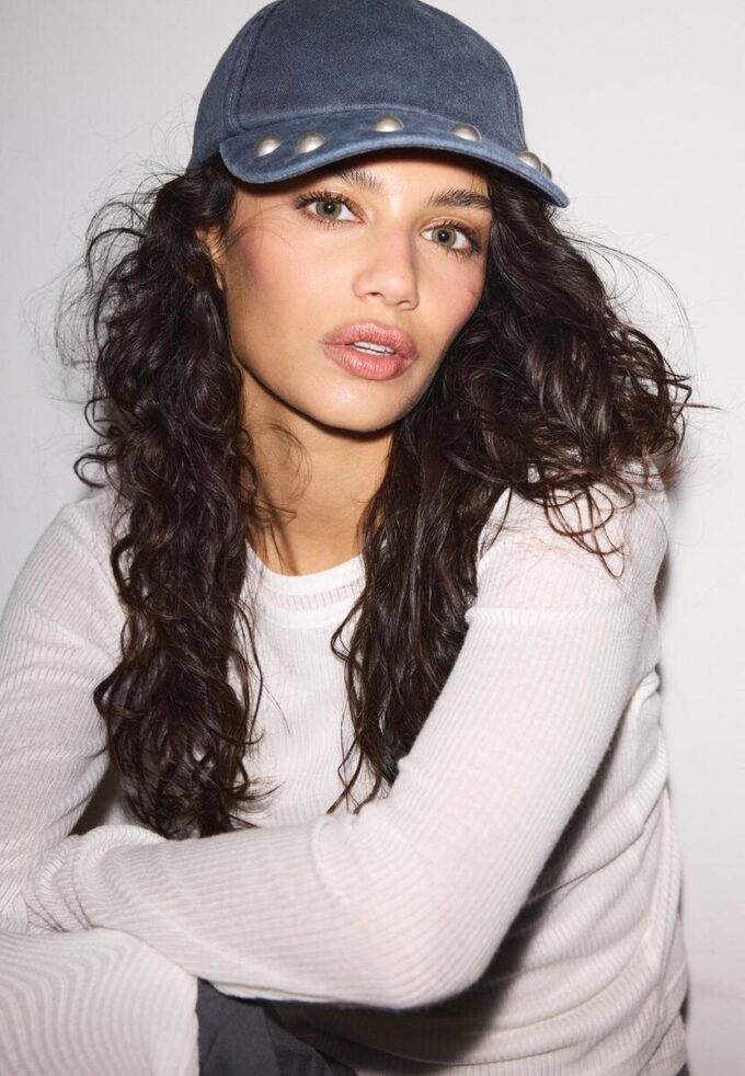 Gorra lavada con tachuelas