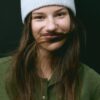 Gorro de punto acanalado con placa