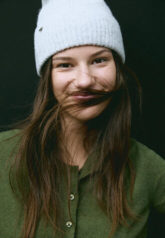 Gorro de punto acanalado con placa