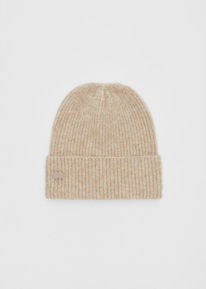 Gorro de punto acanalado con placa
