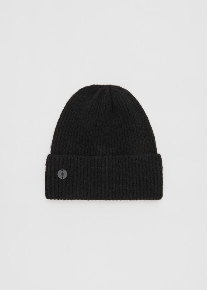 Gorro de punto acanalado con placa