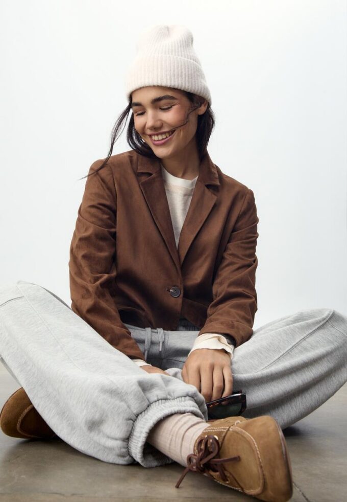 Gorro de punto acanalado con placa