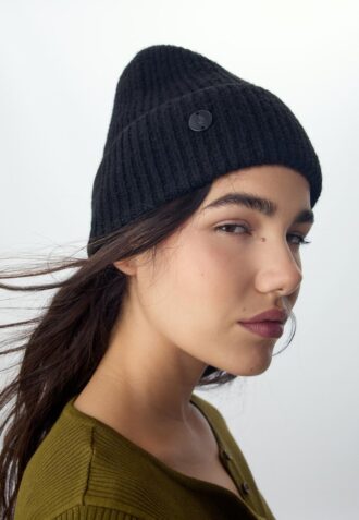 Gorro de punto acanalado con placa