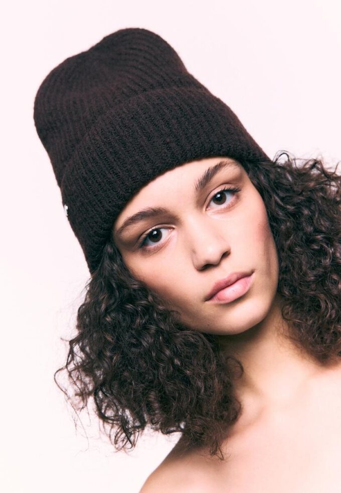 Gorro de punto acanalado con placa