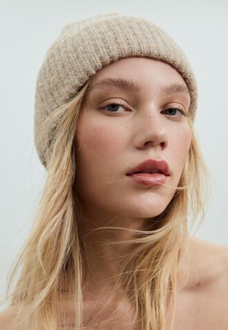 Gorro de punto acanalado con placa