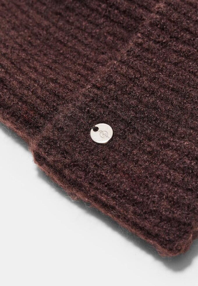 Gorro de punto acanalado con placa