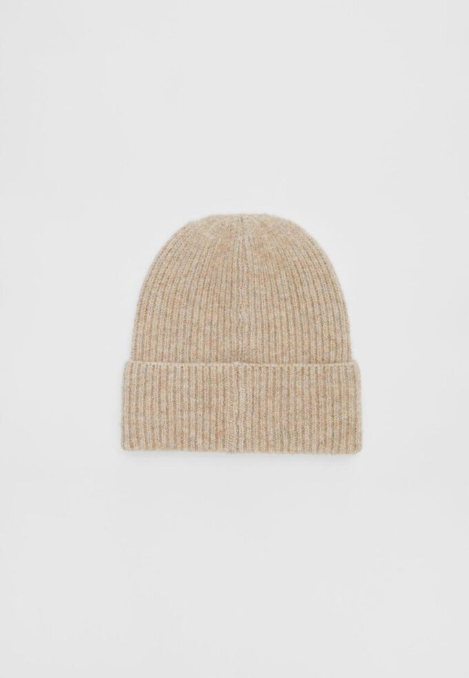 Gorro de punto acanalado con placa
